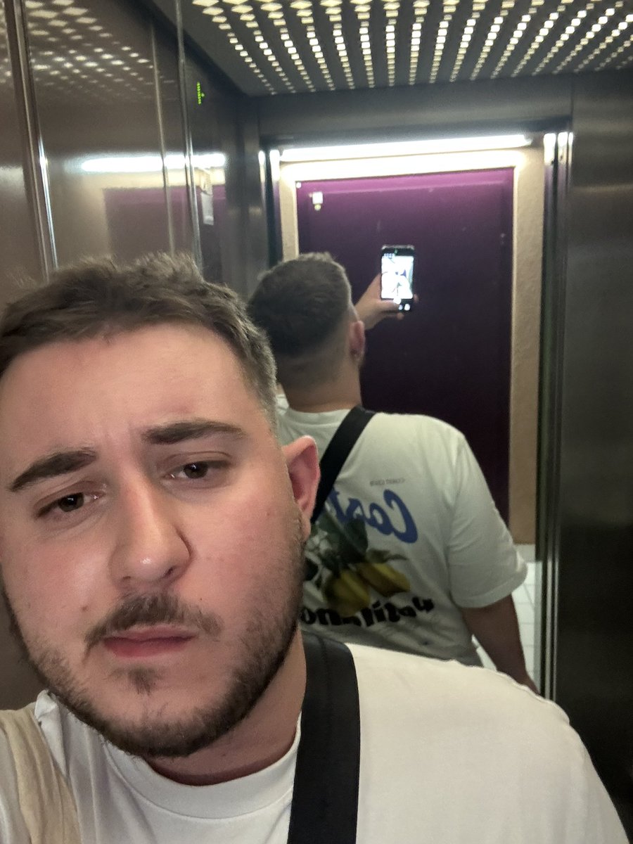 louisbrltd's tweet photo. je déteste l’été mais ça me va bien au teint #julydump #gay https://t.co/bT1AdeIFZe