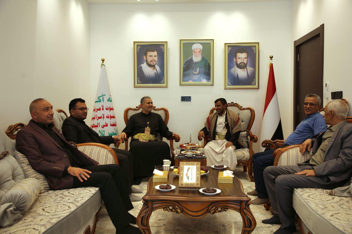 ALyemennow's tweet photo. 🔴🔴 هام جدا:

حول هجوم الطائرات المُسيّرة على الأراضي السعودية اليوم:

شهدت مدينة المسيّب، شمالي محافظة بابل، أول أمس السبت، وجود عدد من الشخصيات اليمنية التابعة لمليشيا الحوثي، جرى التعرف إلى أحدهم، وهو (أبو علي العزي)

تُعدّ محافظة بابل حالياً المعقل الأبرز لبعثة الحوثيين في العراق، التي يرأسها أبو إدريس الشرفي، بعد إغلاق مكتبها وإنهاء نشاطها في مقرها السابق بمنطقة الجادرية في بغداد، بطلب من حكومة السوداني السابقة العام الماضي.

تمتلك الجماعة مقراً في جرف الصخر، وتحديداً داخل مزرعة جاسم الجنابي، التي تضم منزلاً كبيراً يقع على طريق منشأة التصنيع العسكري السابقة (الحكم) ويُعدّ هذا المقر الثاني لها، بعد غارة أميركية استهدفت جرف الصخر أواخر يوليو/تموز 2024، وأسفرت عن مقتل القيادي الحوثي حسين مستور الشبل، وعضو كتائب حزب الله أبو حسن المالكي.

يتحرك ممثلو الحوثيين في العراق تحت غطاء سياسي وأمني يوفره أحمد محسن الحميداوي، زعيم مليشيا كتائب حزب الله، ويتنقلون بسيارات تابعة إلى اللواء 45، المرتبط بالمليشيا ضمن الحشد الشعبي.

تنتشر مليشيات كتائب حزب الله والنجباء وسيد الشهداء على امتداد المنطقة الواقعة بين جديدة عرعر العراقية، المقابلة لمدينة عرعر السعودية، وصولاً إلى منطقة البصية في محافظة المثنى، المحاذية لحفر الباطن السعودية.

وبطبيعة الحال، فإن خضوع هذه المناطق لنفوذ تلك المليشيات يتيح لجماعة الحوثي مجالاً للحركة والنشاط بمحاذاة الأراضي السعودية.

ومن أبرز الشخصيات الحوثية الموجودة في العراق:

أبو إدريس الشرفي.
أبو علي العزي.
محمد عبد العظيم الحوثي.
فضل الشرفي، الذي أسس في النجف جمعية تحمل اسم (مؤسسة المواطن الخيرية)، لجمع التبرعات من الزوار الدينيين في العراق.

عبد الملك مرتضى، الملقب بـ(أبو طالب)، ممثل الحوثيين لدى نظام الأسد، الذي دخل العراق بعد سقوط النظام ولم يغادره.

شخص يُلقب بـ أبو هبة، يُعتقد أنه مسؤول استخباري أو أمني، وتحيط به سرية شديدة

بناءً على هذه المعطيات، يبدو أن الهجوم على الأراضي السعودية جاء في سياق تنسيق للتصعيد مع جماعة الحوثي، ولا يرتبط مباشرة بساحة المواجهة الإيرانية–الأميركية.

عثمان المختار - صحفي عراقي.