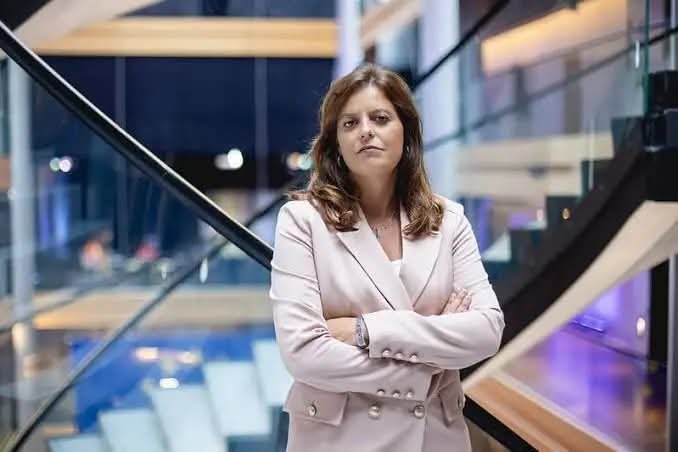antipentac52268's tweet photo. Il mistero di Ilaria Salis e dei suoi assistenti

Valentina Dadda e Francois Gelmetti sono i due ex assistenti parlamentari  di Ilaria Salis che hanno vinto la causa contro la loro datrice di lavoro per 300.000 euro.
Insieme gestiscono Ca Dadda, un lussuosissimo spazio ricettivo sul canal grande a Venezia dove una camera ad agosto costa quasi 2.000 euro (a ottobre di più)
Domande che si possono rivolgere alla Salis.
1) come mai la paladina dei poveri ebbe come assistenti parlamentari due persone ricchissime?
2) perché due persone ricchissime invece di badare alla loro attività hanno deciso di andare a fare gli assistenti della occupatrice di case altrui?
3) come nasce il rapporto professionale fra chi affitta una stanza a 2.000 euro per notte e e chi occupa abusivamente una casa in un rione popolare?
Ma soprattutto, Ilaria Salis perché non ha occupato Ca Dadda per darla ai poveri?
E poi i due ricchi saranno di destra o di sinistra? 
Questa politica è il film più comico che abbia mai visto.