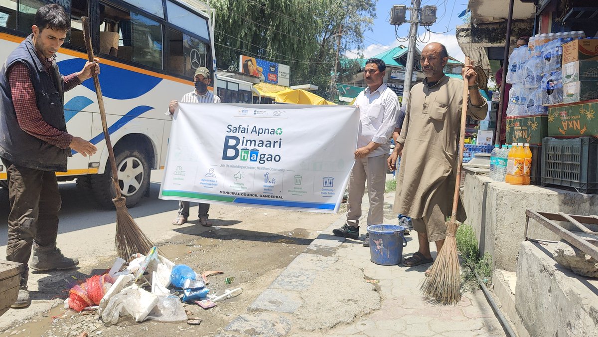 mcganderbal1's tweet photo. Under the Safai Apnao, Bimari Bhagao campaign, Municipal Council Ganderbal organised a cleanliness drive at Beehama Spring.

A separate cleanliness drive was also conducted in the commercial market area of the town.

#SafaiApnaoBimariBhagao  #SwachhBharat  #Swachhjk https://t.co/denw2gfnQo