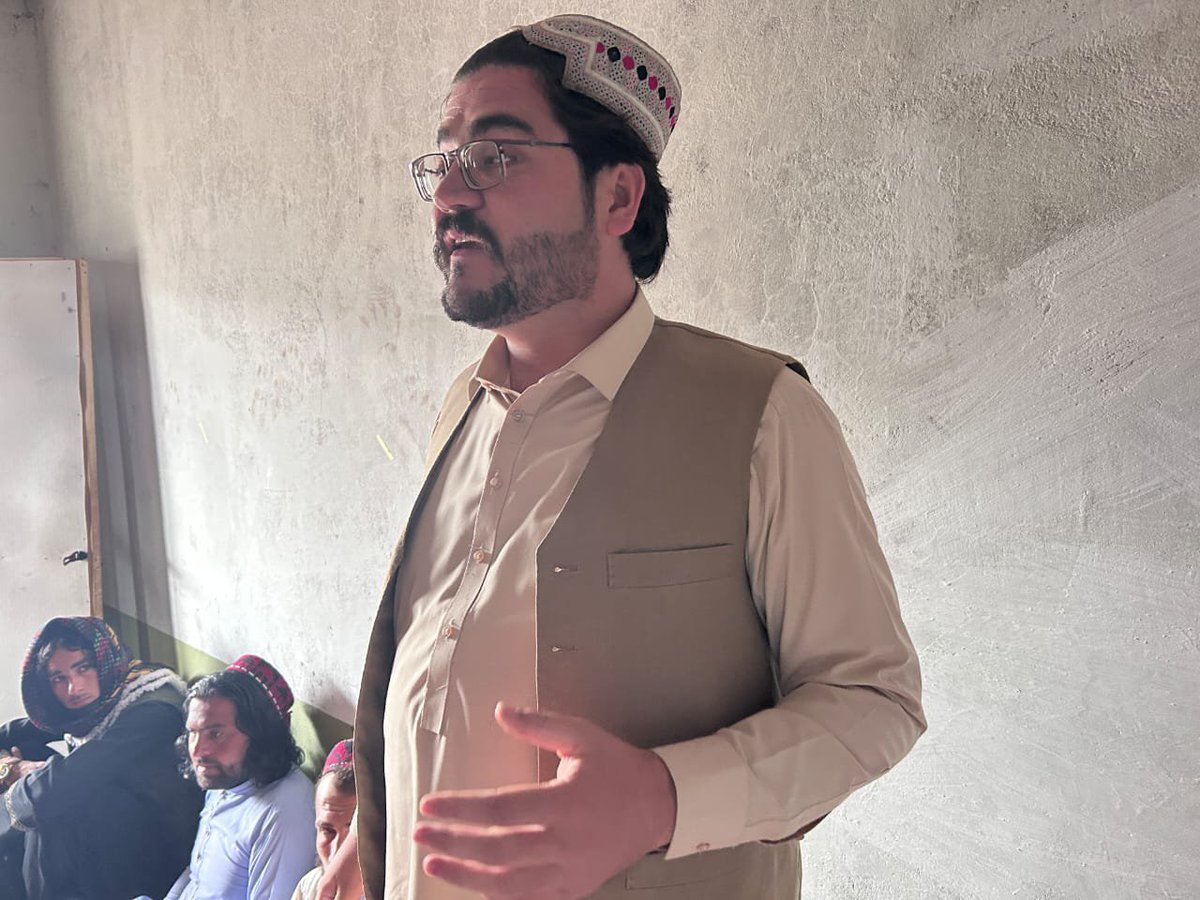 north_ptm's tweet photo. نن د پښتون ژغورنې غورځنګ (PTM) د رزمک د ملګرو مهمه تنظيمي غونډه ترسره شوه، چې پکې د رزمک کوارډينيټر ماهر افغان او نورو مسؤلو ملګرو ګډون وکړ.
په غونډه کې د تنظيمي چارو د لا پياوړتيا، د سيمې د امنيتي وضعيت، د ولس د روانو ستونزو او د هغو د حل لپاره د ګډو هڅو په اړه هر اړخيز 1/3. https://t.co/3nX4UGNnLR