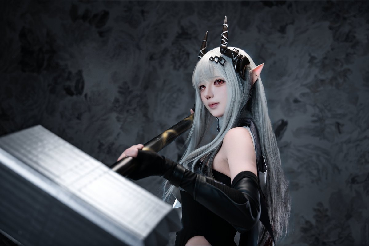 AKAjunmo's tweet photo. 吃了吗大家，没吃的来吃我一锤（）

#明日方舟 #泥岩 #cosplay https://t.co/nFgvKaLcGe