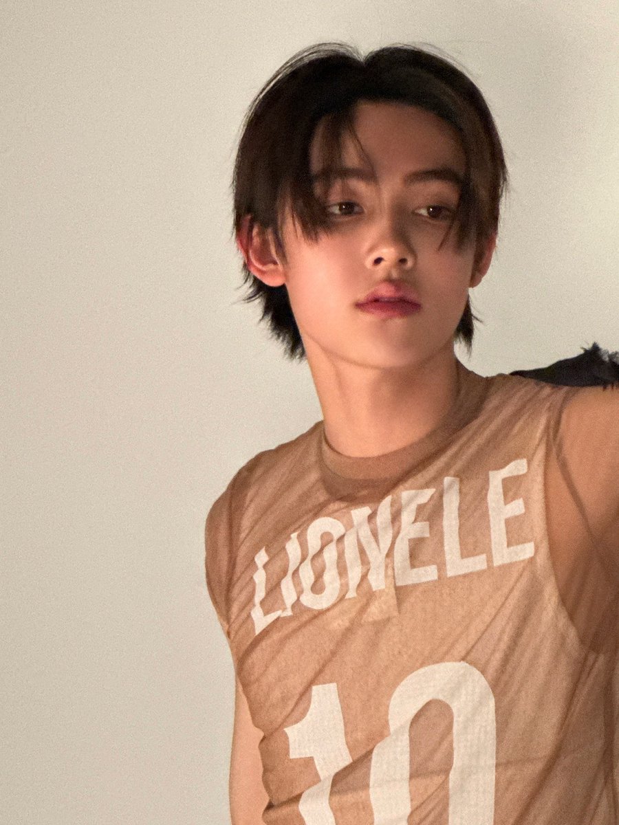 Seonghyeoszn's tweet photo. Crouched down close to the camera and let the scarf just fall wherever it wanted, sheer top adding to the whole moody thing happening here. This one felt like a proper concept shot, not just a between takes photo. https://t.co/vHATowTccu