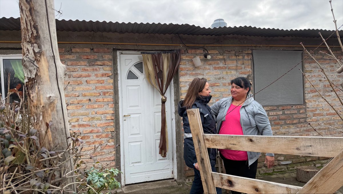 EnergiaRN's tweet photo. VALLE AZUL: ENERGÍA EN TU HOGAR LLEVA GAS A MÁS DE 230 FAMILIAS 📣
🚛La Provincia realizó un nueva recarga de #Garrafones para más de 230 familias y 11 instituciones públicas locales.
🤝La actividad incluyó la visita del equipo territorial.
📱+Info: https://t.co/GkJ0oWanlV. https://t.co/ld7k5TzxDd