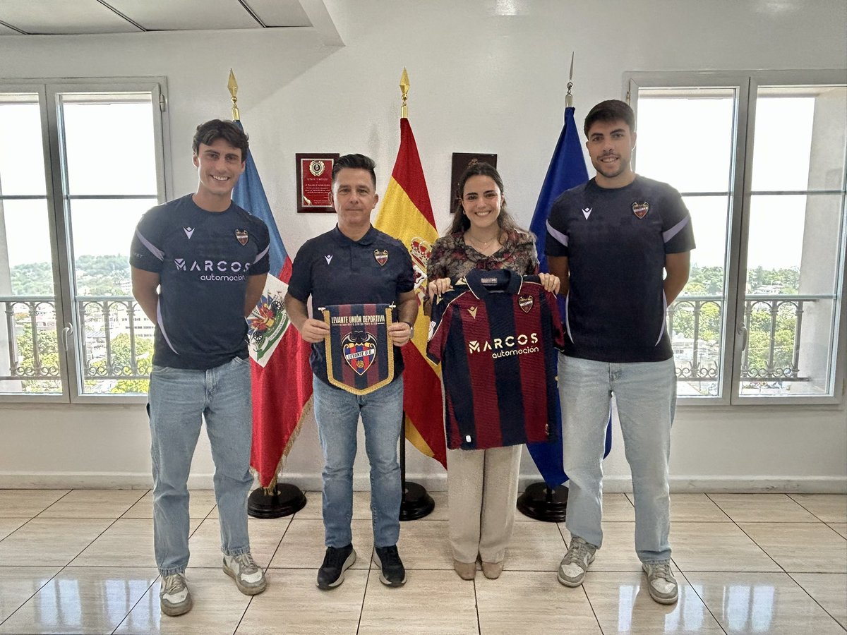 EmbEspHaiti's tweet photo. Aujourd'hui, nous avons accueilli une délégation du @LevanteUD⚽️, venue en Haïti pour identifier et accompagner les jeunes talents haïtiens. Avec la collaboration du FC RUBEN, nous avons exploré les perspectives de coopération entre Haïti et l'Espagne par le biais du sport.🇭🇹🤝🇪🇸 https://t.co/uAis2pJ02Q