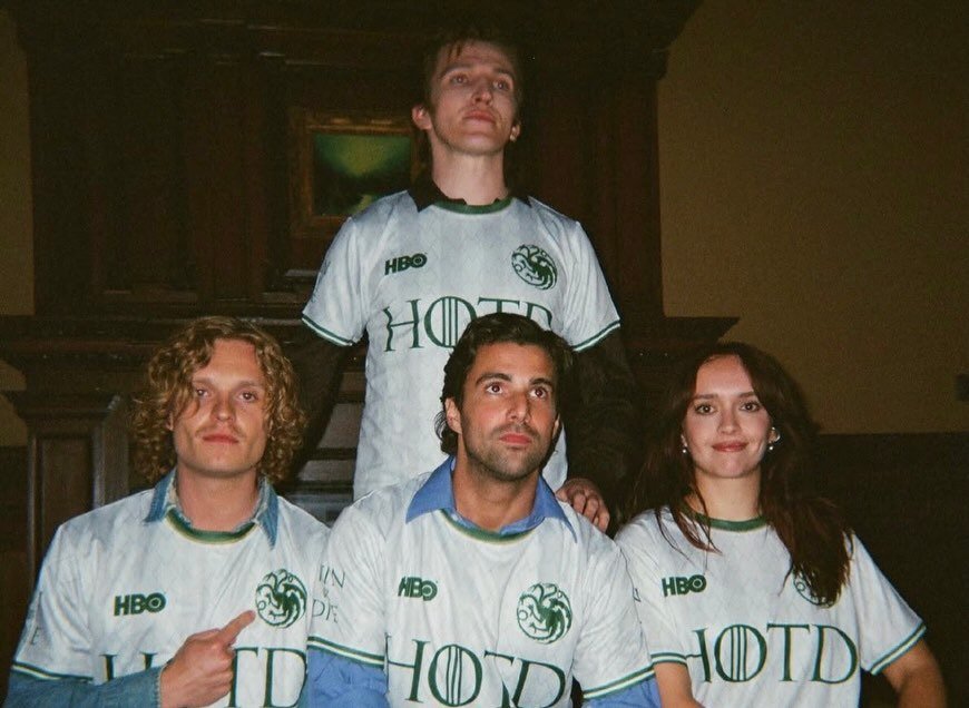 housethedragons's tweet photo. Fabien Frankel via Instagram:

"3 temporadas. 21 episódios. 5 anos e meio. E um coração partido mal resolvido. A todos vocês que acompanharam toda semana, e a todos que me apoiaram ao longo do caminho, eu não teria conseguido passar por isso sem vocês. Foi uma honra. Criston Cole, câmbio e desligo." 💚

#HouseoftheDragon