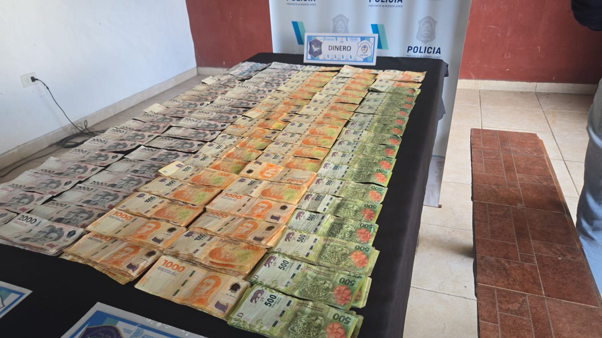 clikear's tweet photo. Desarticulan una banda dedicada al narcomenudeo en Grand Bourg.
La investigación permitió desarticular una organización que comercializaba cocaína en los barrios Estudiantes y Bella Flor. Se realizaron tres allanamientos simultáneos con resultados positivos. @luisvivona https://t.co/fbxqMu1ecW