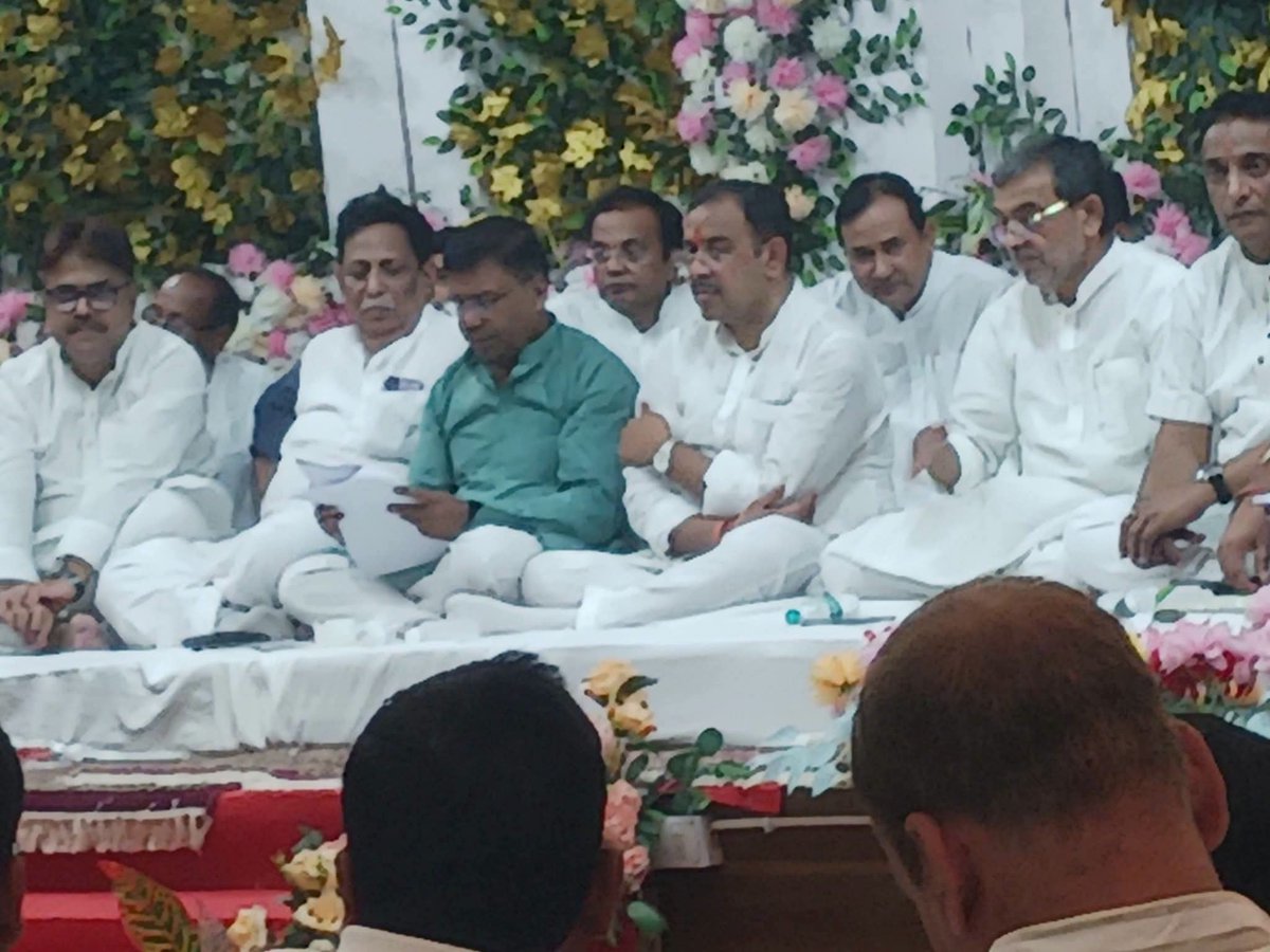 SunilPathak015's tweet photo. आज #पटना में @RLMofIndia का प्रदेश पदाधिकारियों का बैठक संपन्न हुआ ।
             जिसमें हमारे #राष्ट्रीय #अध्यक्ष माननीय #राज्यसभा #सांसद श्री @UpendraKushRLM जी एवं प्रदेश अध्यक्ष माननीय #विधायक श्री आलोक सिंह जी उपस्थित थे । https://t.co/Pou6ofVK6L