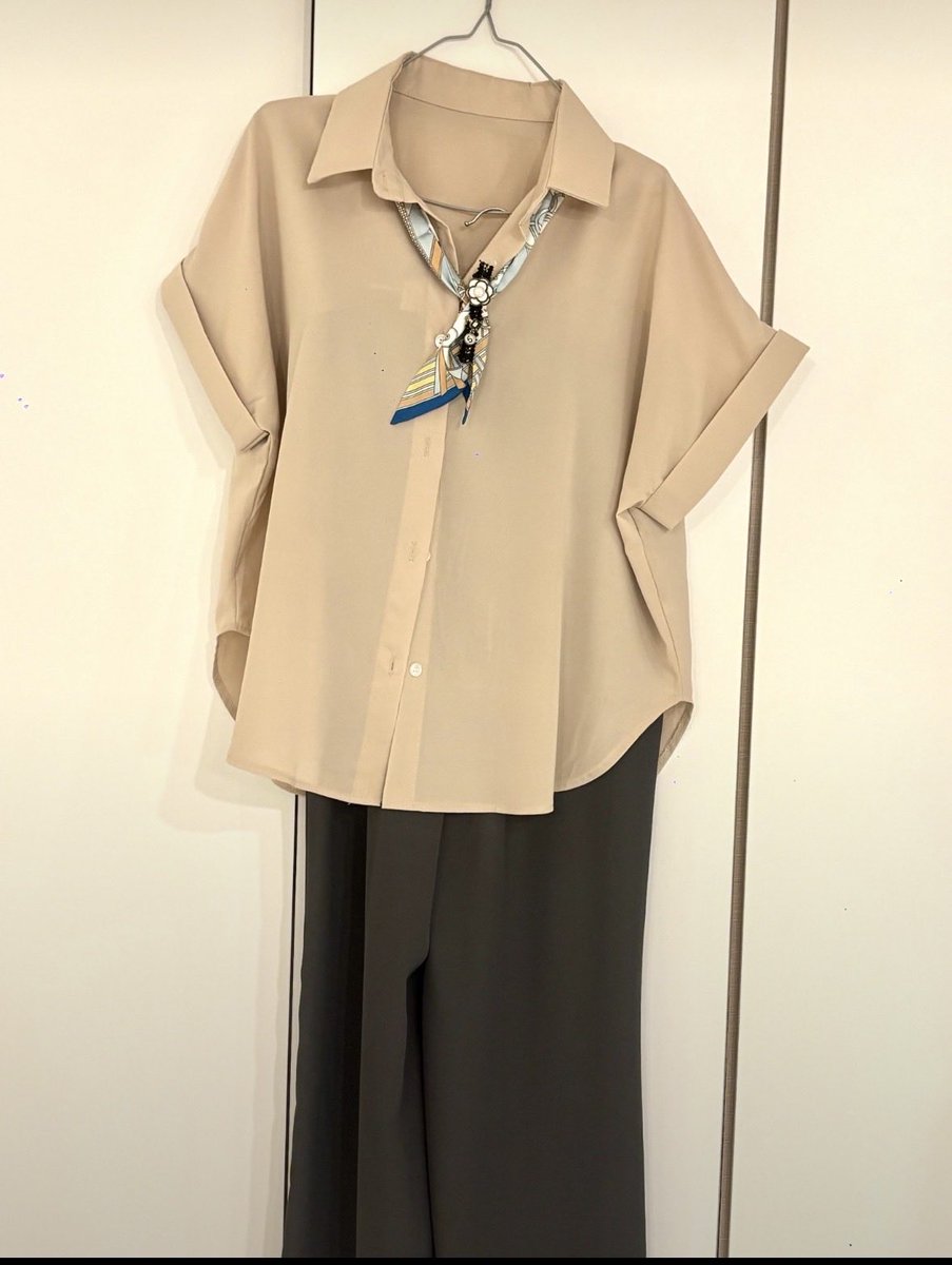 ters20033's tweet photo. BEIGE IS THE NEW LUXURY.

과한 로고도, 화려한 패턴도 필요 없습니다.
진짜 스타일은 실루엣과 컬러의 균형에서 완성됩니다.

부드러운 베이지 셔츠는 피부 톤을 한층 더 화사하게 만들고,
미니 스카프 디테일은 클래식한 우아함에 감각적인 포인트를 더합니다.

여기에 블랙 와이드 팬츠를 매치하면
도시적인 세련미와 편안함이 동시에 살아나는 스타일.

출근, 브런치, 여행, 데이트까지.
한 벌로 가장 품격 있는 데일리룩을 완성하는 조합입니다.

유행을 따라가는 사람이 아니라,
분위기를 만드는 사람이 입는 스타일.

오늘의 베스트 코디,
아내에게 가장 먼저 추천하고 싶은 룩입니다. 🤍

⸻

#OOTD #데일리룩 #여름코디 #여성패션 #패션스타그램 #패션매거진 #베이지룩 #미니멀룩 #올드머니룩 #클래식룩 #와이드팬츠 #셔츠코디 #감성코디 #럭셔리룩 #오피스룩 #출근룩 #데이트룩 #브런치룩 #스타일추천 #오늘의코디 #패션추천 #패션트렌드 #여름패션 #DailyLook #Fashion #MinimalStyle #OldMoneyStyle #ElegantStyle #OOTDFashion #StyleInspiration