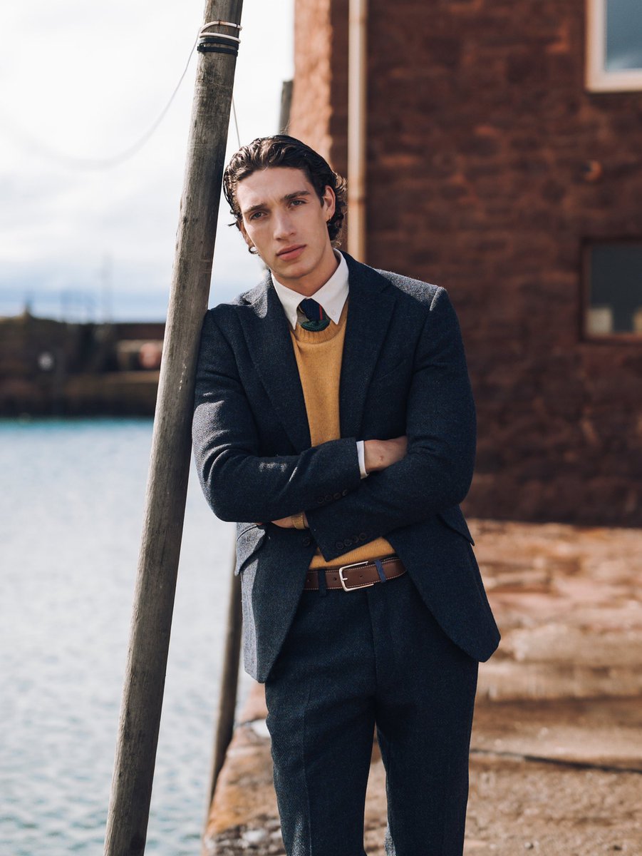 WalkerSlaterUK's tweet photo. Here, the Edward jacket and matching trouser in our Royal Edinburgh Military Tattoo Midnight Harris Tweed are layered over the Forres Shetland crew in Corn and a Torrance Oxford shirt in Cream. The Faifley tie brings a collegiate note, while the Dargie loafers complete the look. https://t.co/bwYt1UcTZV