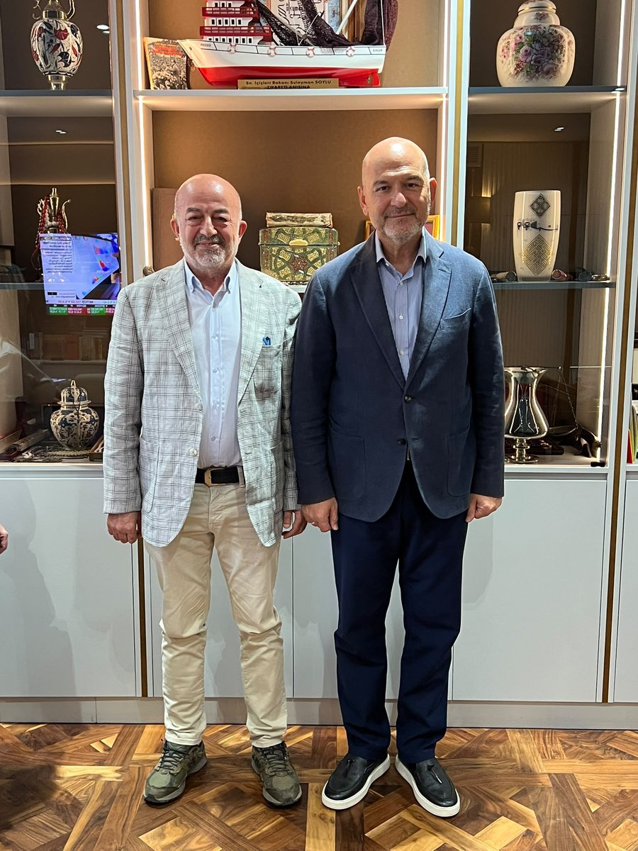 suleymansoylu's tweet photo. Bugün İstanbul’daki ofisimizde;

📌 Sami Özdil
📌 Siyami Boylu
📌 Filiz Alev Tuna
📌 Üstad Necip Fazıl Kısakürek’in torunu Serhat Kısakürek
📌 Timur Babat

misafirlerlermizi ağırlamaktan memnuniyet duyduk.

Nazik ziyaretleri ve samimi sohbetleri için kendilerine teşekkür ediyor, çalışmalarında muvaffakiyetler diliyorum.
