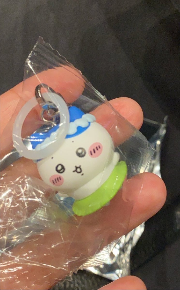 pipukoroom's tweet photo. ちいかわ観たいけどどうしよう〜ってウジウジしてたら夫が先に観に行ってくれて、混んでないし普通に観れたから行っておいでって背中押してくれた🥹
そして映像と曲が綺麗で最高だった🫶🏻セイレーンの歌声が忘れられない…また観に行きたい🍿🎬💕
(めじるしはハチワレちゃんでした🐱) https://t.co/e3HsQOcrJn