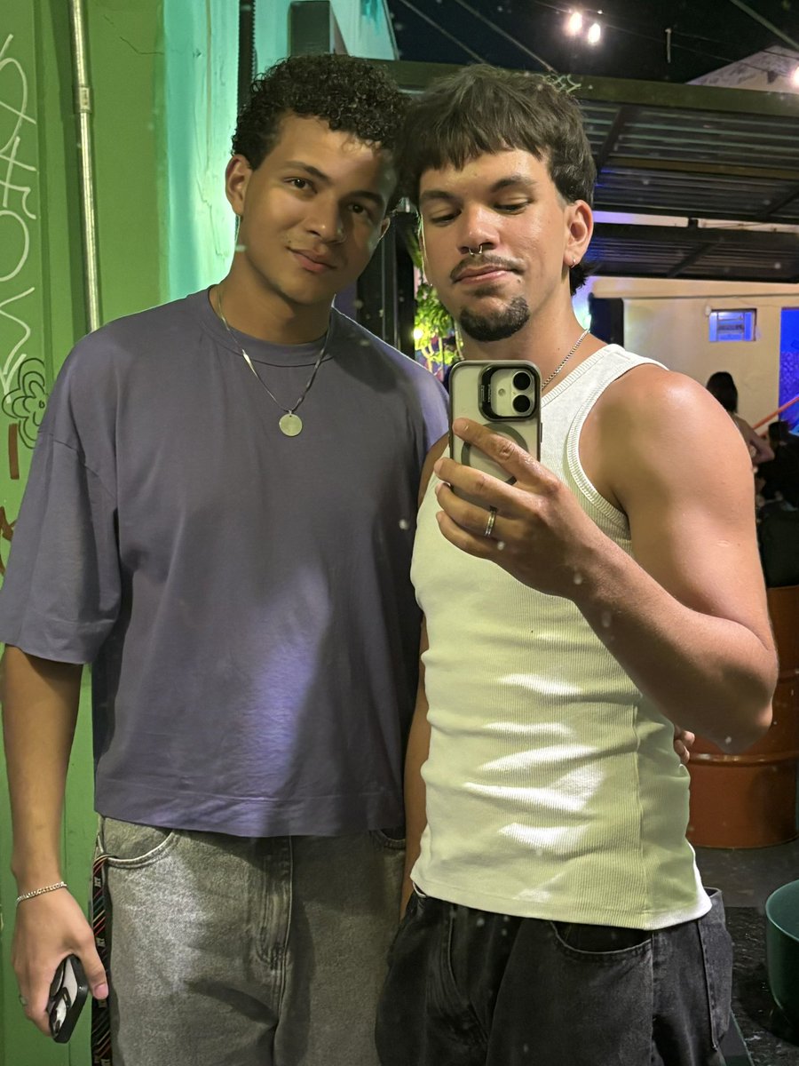 Pvitor95's tweet photo. minha vez de fazer esse tweet:

em meio ao caos, meu namorado tá sendo a melhor pessoa do mundo pra mim 🥹 obrigado pela paciência @Dillan_ribeiro_ 🤍 https://t.co/vbcw5jux4r