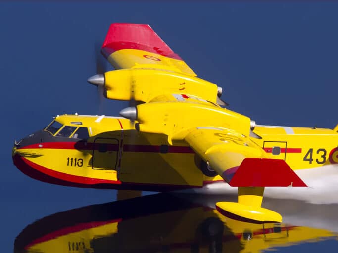 ruben_mikolosal's tweet photo. Si quieres informarte de cuán es la situación real de los Cánadair en España, tira del hilo. 🧵👇

La evolución de los hidroaviones apagafuegos en España: más de medio siglo protegiendo nuestros montes.

La lucha aérea contra los incendios forestales en España está estrechamente ligada a la historia de los hidroaviones Canadair. Desde hace más de cincuenta años, estas aeronaves anfibias constituyen una de las herramientas más eficaces para combatir los grandes incendios, hasta el punto de que España fue pionera en Europa en su utilización y hoy sigue siendo uno de los países con mayor experiencia operativa.