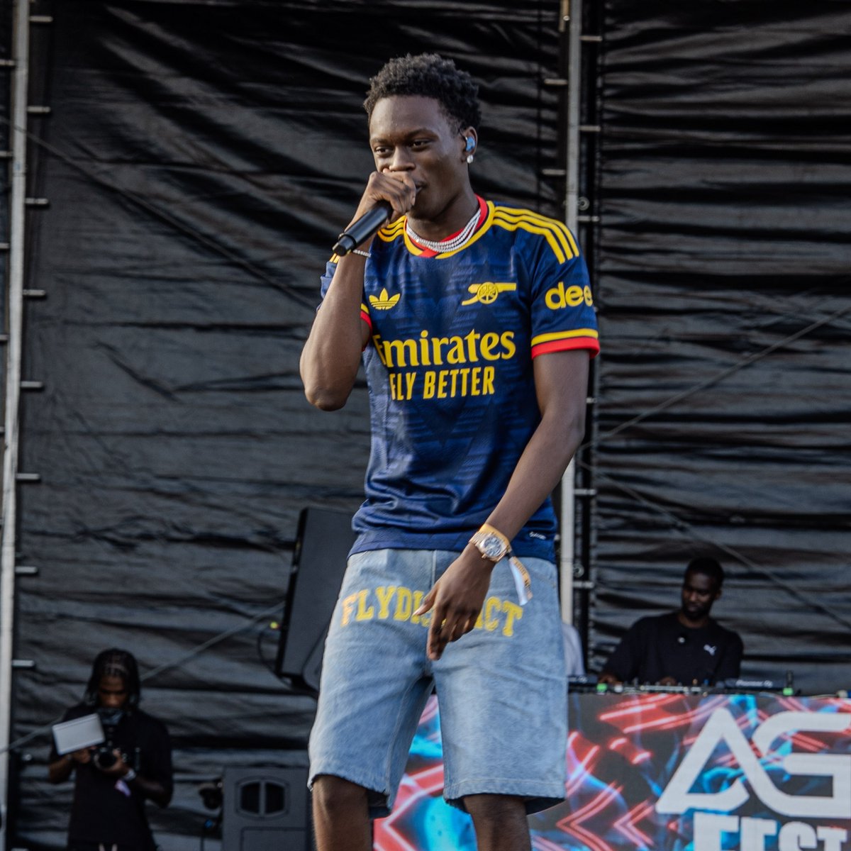 Arsenal's tweet photo. Festival season in full swing.

Shop the brand-new @adidasfootball 26/27 away kit now on Arsenal Direct 🛍️ 

📸 Shot by @T2USO