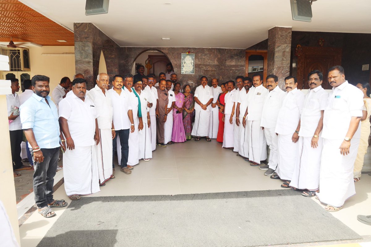 rmanoharanadmk's tweet photo. அதிமுகழக பொதுச்செயலாளர் மாண்புமிகுஎடப்பாடியார் அவர்களை 
திரு.ஆர்.மனோகரன் திருச்சி புறநகர்தெற்குமாவட்டசெயலாளர் தலைமையில் புதியதாக நியமிக்கப்பட்டுள்ள  மாவட்டசார்பு அணி,ஒன்றியகழகசெயலாளர்கள் பொதுக்குழுஉறுப்பினர்கள் நேரில்சந்தித்து வாழ்த்துபெற்றபொழுது https://t.co/3Mwv4yszYI