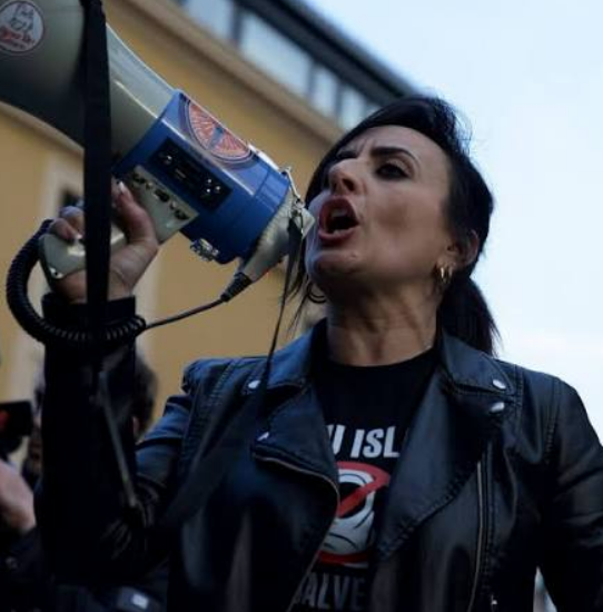 RaulGallart80's tweet photo. 🔴 URGENTE | Un grupo de inmigrantes agreden a Alicia Tomás (VOX Tarrasa) cuando se encontraba junto a su familia en un centro comercial.

🤬 Ninguna condena pública de la izquierda feminista. No les importa el qué, solo el quién. MISERABLES. 

💪 Fuerza y honor @aliciaterrassa https://t.co/a4jF40jTfC