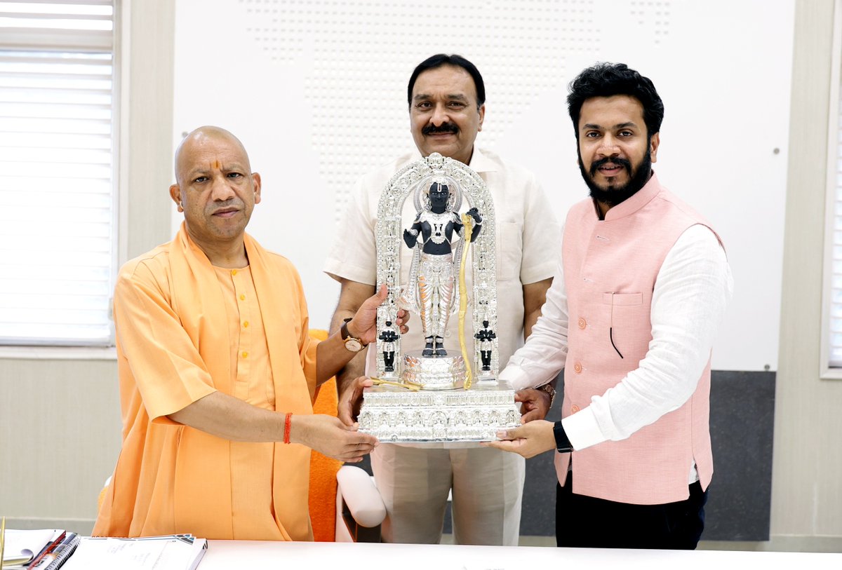 myogioffice's tweet photo. मुख्यमंत्री श्री @myogiadityanath जी महाराज से आज लखनऊ में अजय संगल इंस्टीट्यूट ऑफ मेडिकल साइंसेज एंड रिसर्च, शामली के प्रेसिडेंट श्री मानस अजय संगल जी एवं निदेशक श्री अरुण बंसल जी ने शिष्टाचार भेंट की। https://t.co/GxME4wKbKn
