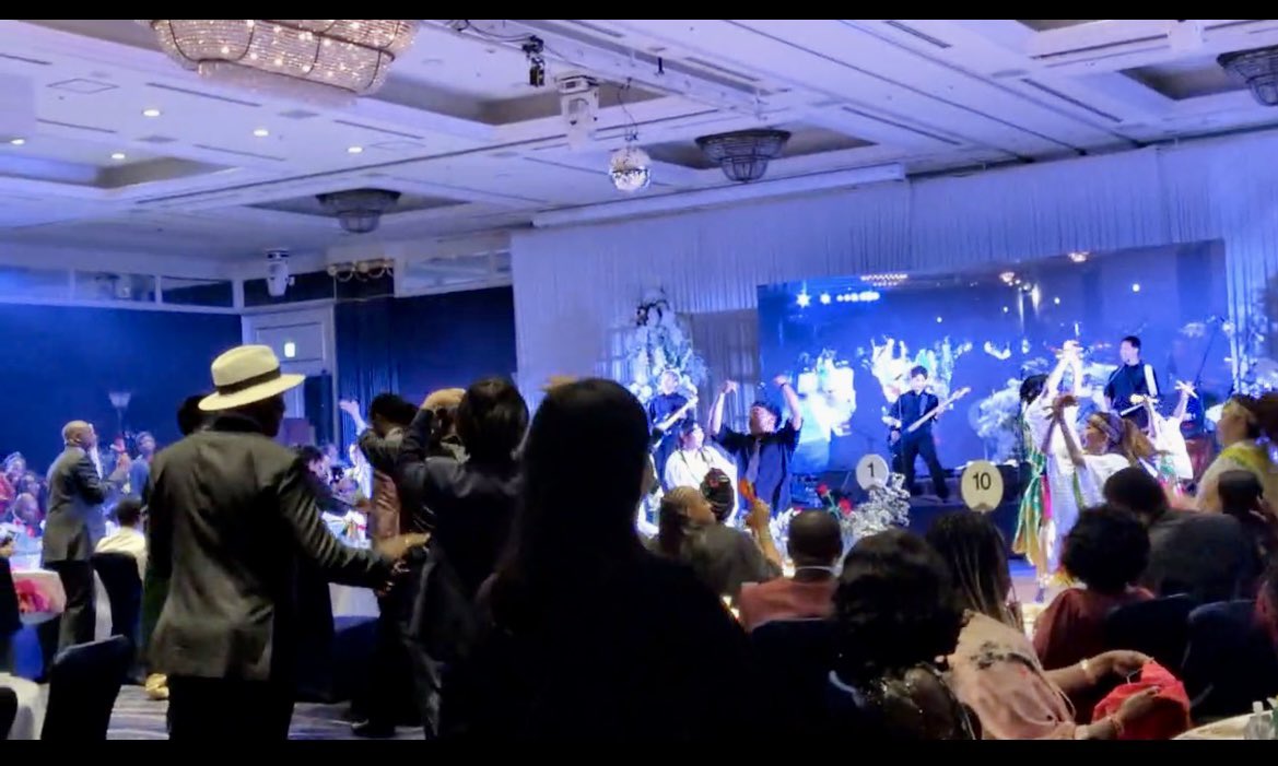 tida_hideya's tweet photo. 7/26(日)の夜はウェスティンホテル東京にて行われた、外国人の方のbirthday partyで演奏してきました！
言葉は通じないけど、会場全体で一緒に踊って笑って盛り上がりました！
音楽最高！
言葉の壁を越える音楽の力を、初めて身をもって感じました！
K-one動流夢さん、遅くまでお疲れ様でした！ https://t.co/oMV78tFo4Z