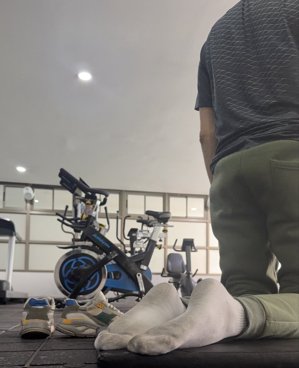 MrStinkyGay's tweet photo. Stretching out / Estirando 
#malefeet #dirtysocks #smellysocks #whitesocks #mediasblancas #piesdehombre https://t.co/w7xqWvC6F5