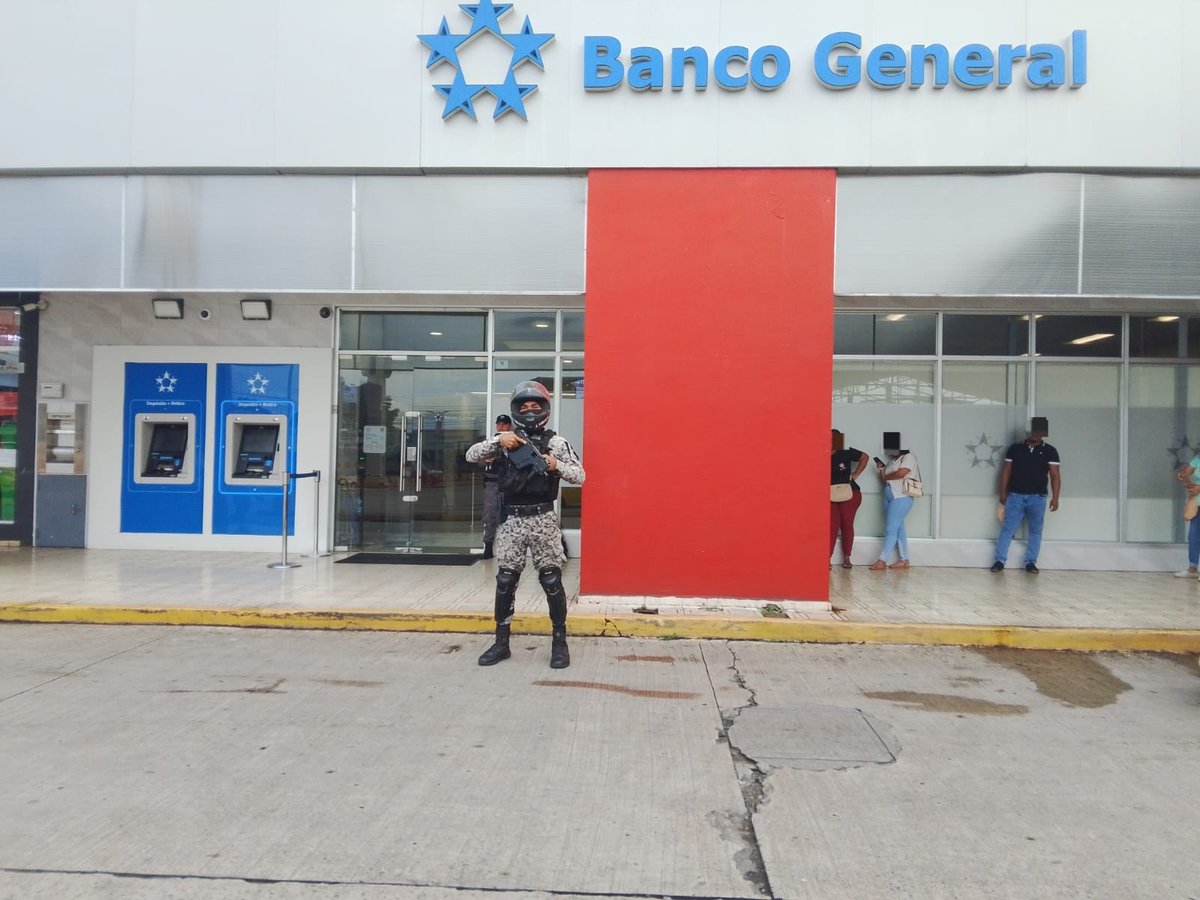 policiadepanama's tweet photo. #ZPArraiján | Unidades #Linces se mantienen desplegadas en distintos sectores, realizando verificaciones preventivas para fortalecer la seguridad y brindar mayor tranquilidad a la ciudadanía. #DiosYPatria https://t.co/jgXWex9Dq4