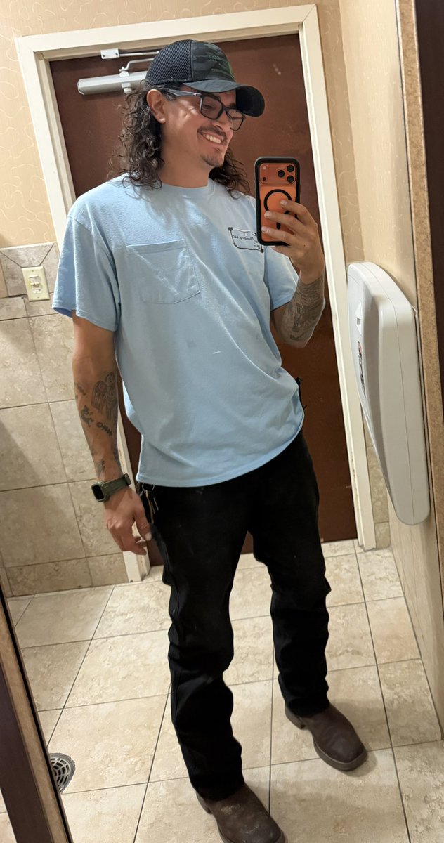 tfiend93's tweet photo. Boots on, shirt pocketed and hair curly :) https://t.co/1VVxx4qnjF