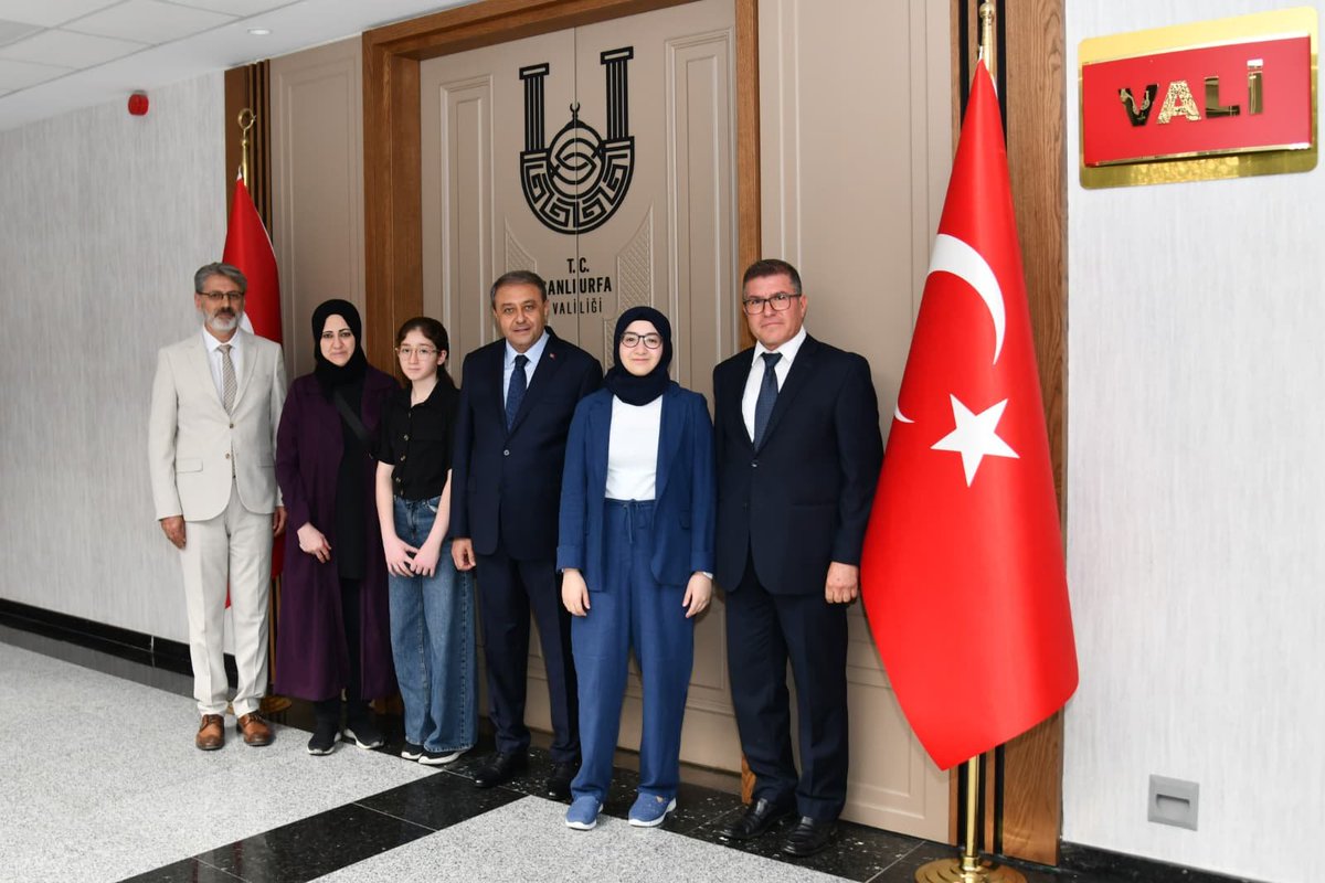 FenSanliurfa's tweet photo. Şanlıurfa Valiliğimiz, bugün ŞFL'nin YKS şampiyonlarını valilik makamında kabul etti. Misafirperverlikleri ve eğitime olan ilgilerinden dolayı sayın valimize şükranlarımızı arz ederiz. 
@UrfaValiligi @sanliurfammem63 @haliliyegovtr @HaliliyeMem @A_KerimYAVUZ @Mvural63 https://t.co/hPI9V6zmIL