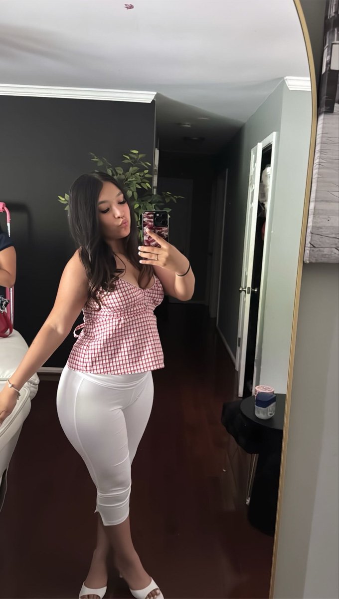 xohalyn's tweet photo. capris all summer https://t.co/09CqnEh4z5
