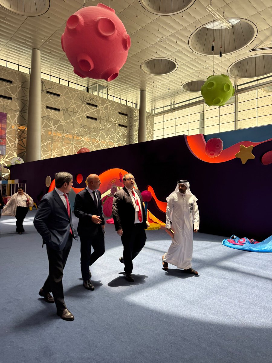 yunusete1's tweet photo. Katar ziyaretimiz kapsamında, Doha Exhibition and Convention Center (DECC) yetkilileri ile bir araya gelmekten büyük memnuniyet duydum.

Gerçekleştirdiğimiz verimli görüşmede, fuarcılık ve etkinlik sektörüne yönelik iş birliği imkânlarını değerlendirirken, 12. Dünya Helal Zirvesi ve Halal Expo 2026 kapsamında hayata geçirilebilecek ortak çalışmaları da ele aldık.

Nazik ev sahiplikleri ve samimi misafirperverlikleri için DECC ekibine teşekkür ediyor, Türkiye ile Katar arasındaki fuarcılık alanındaki iş birliğinin daha da güçlenmesini temenni ediyorum.

🇹🇷🤝🇶🇦

@omerbolatTR @MociMinister
@mustuzcu @Qatar_Chamber
@MOCIQatar @ticaret

#WorldHalalSummit

#Türkiye #Katar #DECC #DünyaHelalZirvesi #HalalExpo #TicariDiplomasi