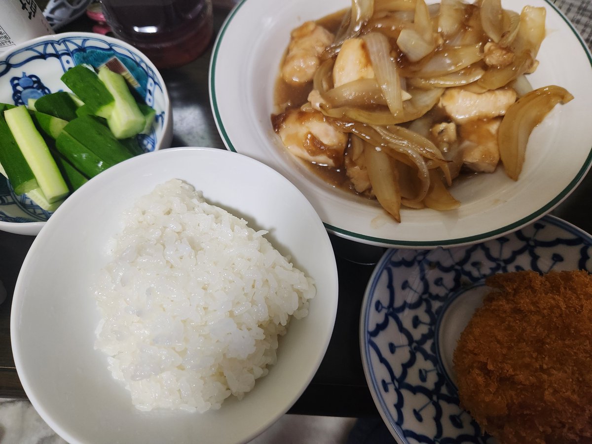 hyoutan_'s tweet photo. 晩飯は期限切れの鶏肉と玉ねぎのポン酢炒めにして食べてます
コロッケも一昨日買ったやつ(汗)

大丈夫大丈夫、多分 https://t.co/USNfhugJGT