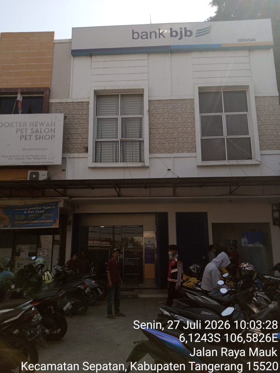 SektorSepatan's tweet photo. Personel Polsek Sepatan Polres Metro Tangerang Kota melaksanakan patroli antisipasi Guantibmas dengan melaksanakan kegiatan sambang dialogis serta himbauan Kamtibmas di Bank BJB Kec. Sepatan pada Senin 27 Juli 2026 https://t.co/EFCRVyEiFH