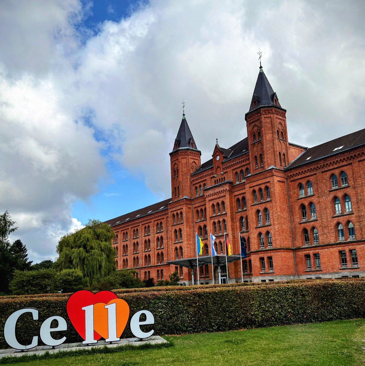 derliebeMichi's tweet photo. Es macht richtig Laune hier durch #Celle zu laufen. 
Tolle Parks, ein wunderschönes Schloss, viel Fachwerk in der Altstadt mit einer netten Fußgängerzone und guter Gastronomie lassen eigentlich keine Wünsche offen, aber seht selbst. 
1/6 https://t.co/DlwPNaVYPs