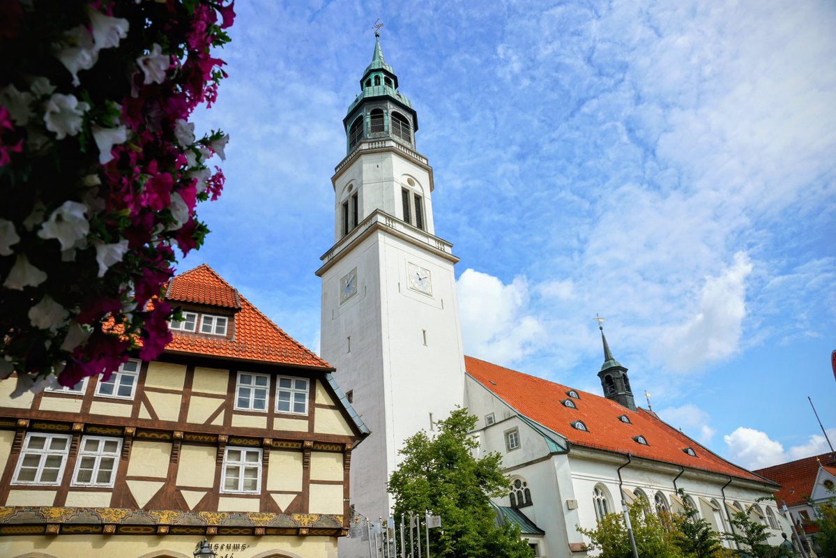 derliebeMichi's tweet photo. Es macht richtig Laune hier durch #Celle zu laufen. 
Tolle Parks, ein wunderschönes Schloss, viel Fachwerk in der Altstadt mit einer netten Fußgängerzone und guter Gastronomie lassen eigentlich keine Wünsche offen, aber seht selbst. 
1/6 https://t.co/DlwPNaVYPs
