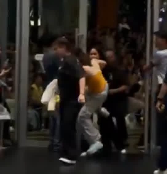 Rojza5's tweet photo. @Cclovebkpp22 @GMMTV @GMM25Thailand Her wrongdoing lay in disregarding all the rules and kicking a crew member first. https://t.co/mvQD7nQfCR