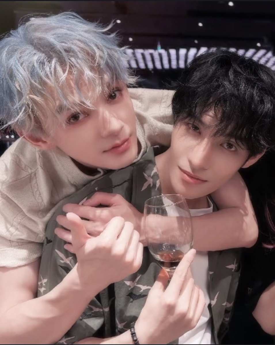 szszk622's tweet photo. AAAAAAAAAHHHHHHHHHH TOOOO CUTEEEEE XIXI ZHAOZHAO!!!! 😭😭😭😭😭😭😭😭😭
Be together foreverrrrrrrr!!!

#HeYanzhao #HeChangxi #XiZhao https://t.co/Fhz61BuUEp