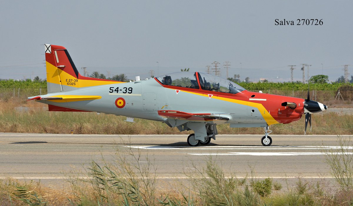 05derecha's tweet photo. Hoy también hemos tenido la oportunidad de ver los dos #PilatusPC21 "Yelmos" del #Claex en la #BASanJavier #AcademiaGeneraldelAire. @EjercitoAire. @SpottersMurcia https://t.co/zTkChcCaeu