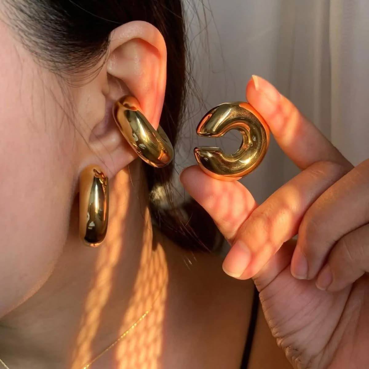 tharwas_shop's tweet photo. For the girls who don’t like looking like everybody else. 🤍

No piercing.
No commitment.
Just style.

✨ ₦4,000 per pair.

Dm to order or click in the bio to order 🛍️💕
#tharwasshop #earcuff #earcuffs #earcuffsinlagos #earcuffinlekki https://t.co/3jCVrk5hYh