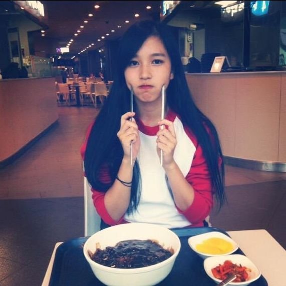 Istanyoucapt_'s tweet photo. Padahal foto predebut mina tuh banyak jir, cewek ullzang kita wkwkwkwk https://t.co/0ceVn61eDo
