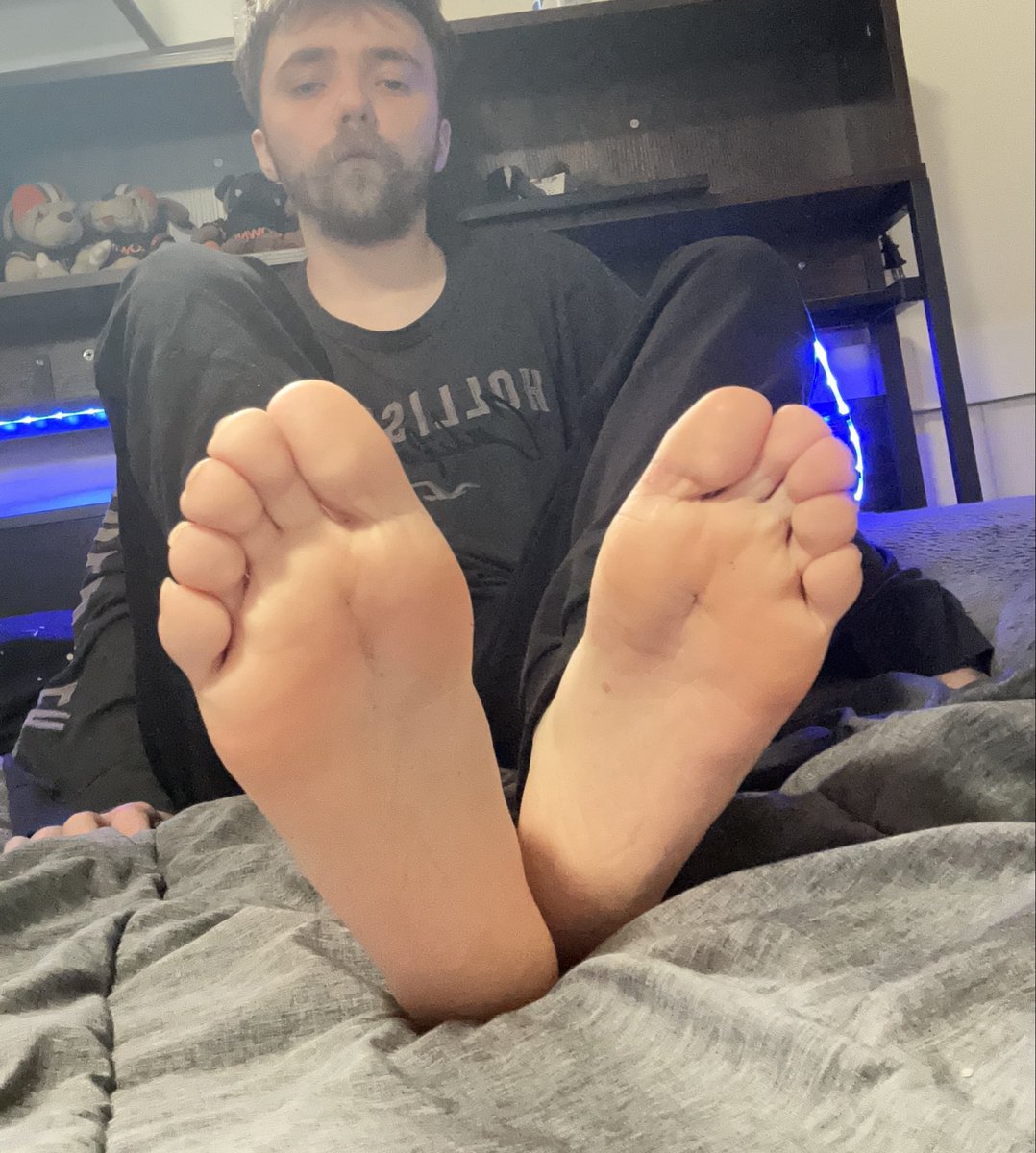 ZDCMyschief's tweet photo. Oh look  at my feet :3 https://t.co/NymZCpfV52