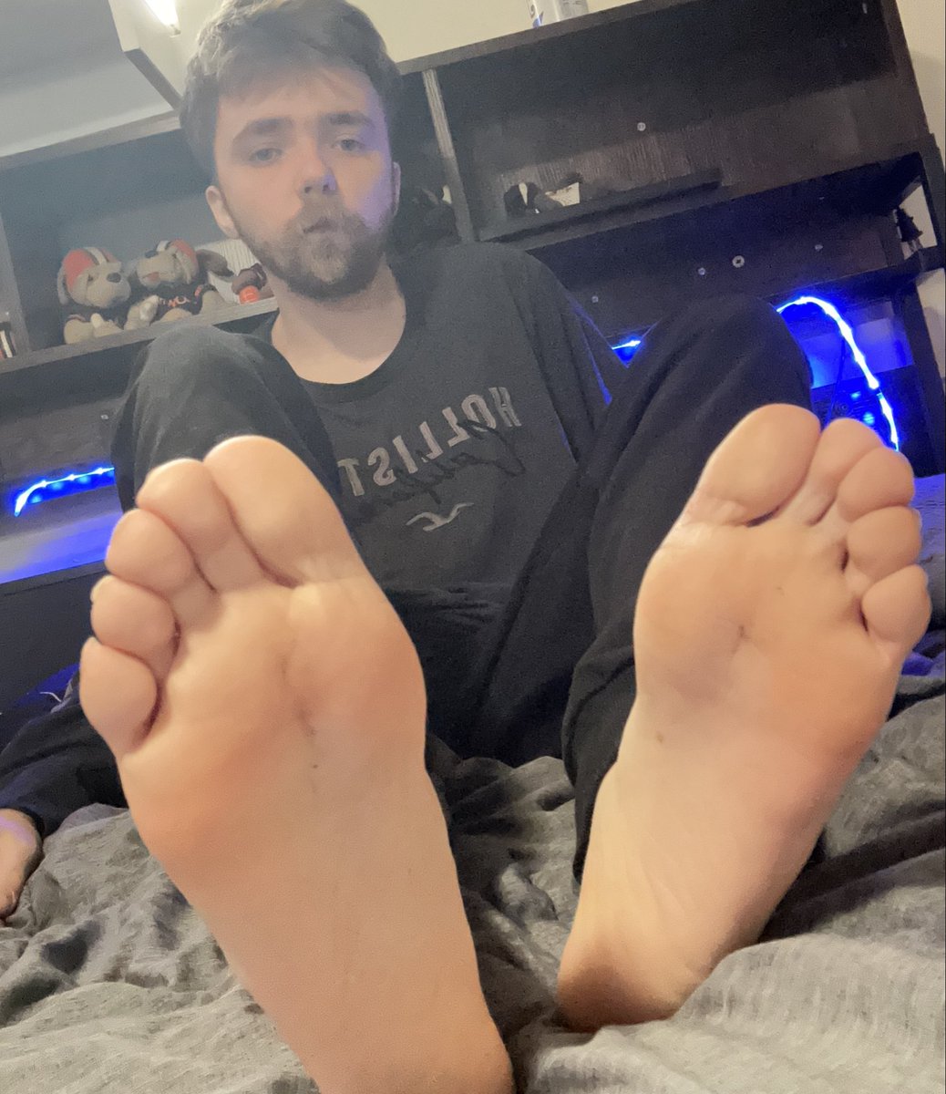 ZDCMyschief's tweet photo. Oh look  at my feet :3 https://t.co/NymZCpfV52