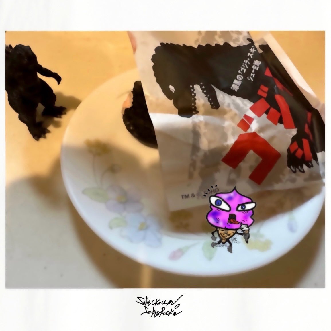 st800225's tweet photo. #ゴジラシュー ☆ ぱくぱく ☆ #ソフタロくん
#ビアードパパ
#ゴジラ
#Godzilla
#漆黒の衝撃
#深夜のスイテロ
https://t.co/dMRJZaOgJz
#ヴィジュアル系 #ビジュアル系 #ビジュアル系ラーメン #ビジュアル系スイーツ #ビジュアル系ソフトクリーム #softaro #SoftcreamSoftaRockn #ソフトクリーム https://t.co/Aedt7XC1mu