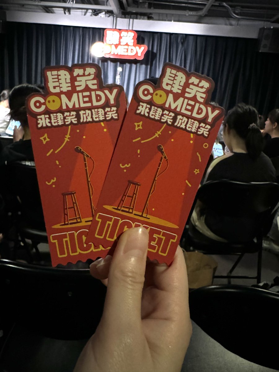 Brandon231377's tweet photo. Just bombed a joke about avocados at my first stand-up set. The only person who laughed was the octopus next to the stage. No notes. https://t.co/iy2XqoMmkg