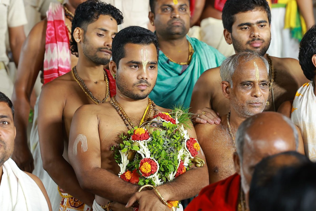 JagannathaDhaam's tweet photo. ବିଜେ ପ୍ରତିମା ପ୍ରଭୁ ଶ୍ରୀଶ୍ରୀମଦନମୋହନ, ଶ୍ରୀଶ୍ରୀରାମ ଓ ଶ୍ରୀଶ୍ରୀକୃଷ୍ଣ ଶ୍ରୀମନ୍ଦିରକୁ ବିଜେ ହୋଇଛନ୍ତି।

#Niladribije #Rathayatra2026 #JaiJagannatha #RathaJatra2026 #RathaYatra #ShreeJagannathaDhaam #Puri https://t.co/tOfIexTRT6