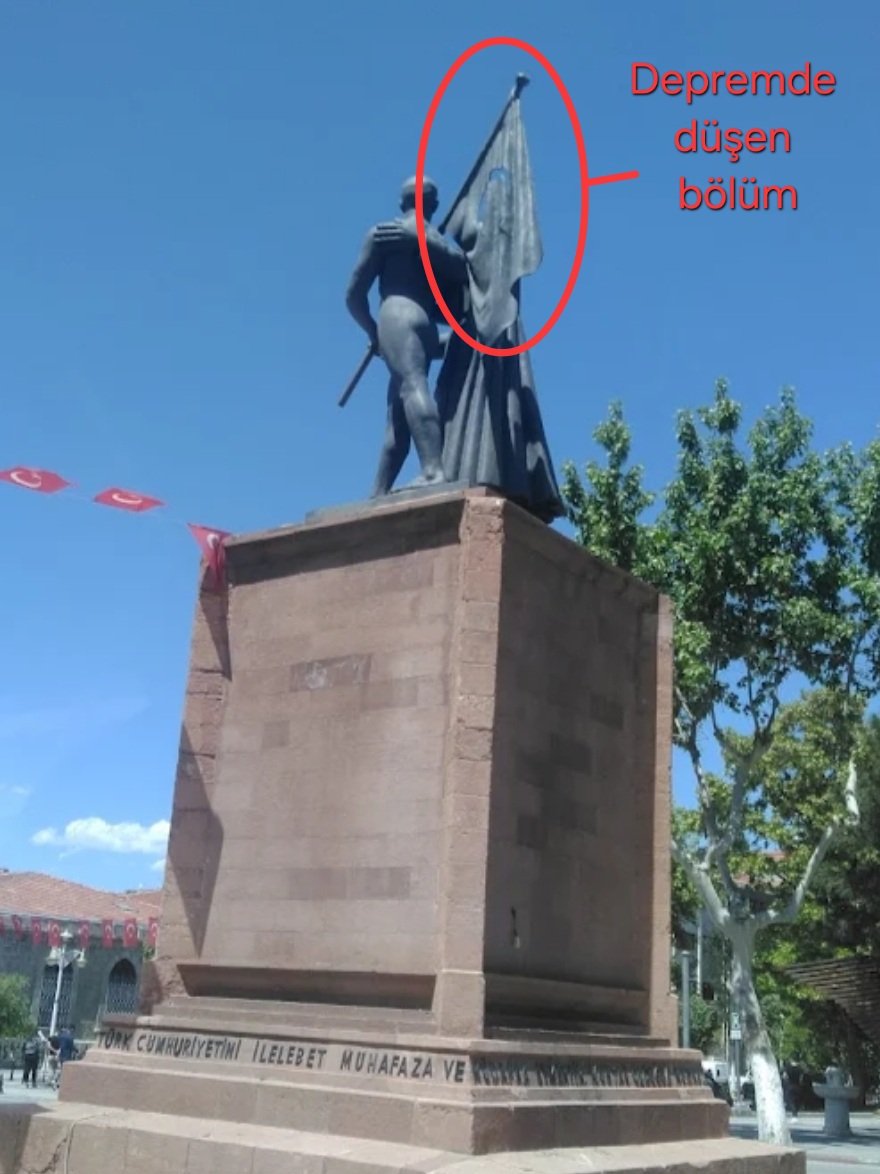 ahmethamdicamli's tweet photo. FESUBHANALLAH..! Bağışlayın..!

Abuk subuk bazı heykellerin olduğunu duysak, bilsekte, bu kadarının da olduğunu bilmiyordum..!
Hemde bir İslam Kahramanı Battalgazi ismini taşıyan bir beldenin göbeğinde...
Hacıbayram velinin Hocası büyük mutasavvıf Somuncu Babanın şehrinde...
Yine önemli bir mutasavvıf Niyazi Mısri'nin şehrinde...
Yiğit yatağı Malatya şehrimizin tam merkez kavşağında...

Atatürk'ün heykeline iliştirilmiş bütün üryanlığıyla ortalıkta arzı endam eden çıplak bir heykel..!
İlk yapıldığında tamamen çırılçıplak bir erkek heykeli. 
Açılışında perde kalkar kalmaz Vali beyin hanımı utancından yüzünü kapatıp telaşla geri çekildiği bir heykel...
Bilahare çok tepki alınca öndeki organ kısmına bir yaprak konarak tesettüre(!) büründürülmüş ayıplı fuhşiyat numunesi..!

Malatya halkı utansada,sıkılsada, 80 senedir şehrin merkezinde varlığını sürdüren, görselliği kirleten bir heykel..!

Daha acayibi, bayram ve önemli günlerde bütün şehrin idarecilerinin, Vali'nin, Mehmetçiğin, amirleri memurların önünde saygı duruşu göstermeye mecbur bırakıldığı bir heykel..!

Çıplağın elinde bayrak varmış, depremde bayrak düşünce şimdi sadece direği kalmış..! 

Bu gazap celbedici kirliliğe bir çare bulunmalı..!

Ya o rezil görüntü Mustafa Kemal'den koparılıp atılmalı veya başka bir çözüm bulunmalı..!
Veya, Malatya'lı vatandaşın teklif ettiği gibi altına   bir şort giydirilmeli..!
Bana kalırsa şort da olmaz, şehrin temsili bir Meydanında olması hasebiyle, Malatyanın yöresel kıyafeti güzel bir şalvar..!

Daha da acayibi, duyarlı Malatya'lı vatandaşımız
İrfan Yılmaz kardeşimizin bu utancın bir an evvel kaldırılması için yaptığı çağrıya, CHP ve İYİ Parti'nin "ATATÜRK'E HAKARET" davası açması..!

Gerçekten acayiplikler ülkesiyiz..!
Mustafa Kemal'in bile mezarda rahatszılk duyacağı çıplaklıktan oda rahatsız oluyor. CHP ve İYİ Parti, sen Atatürk'e hakaret ettin diye adamı mahkemeye veriyorlar..!

Dahası, Malatyada milletin arasında, Atatürk öldüğü zaman, Dolmabahçe sarayına cenazesine gitmeyen İsmet Paşanın bu heykeli farklı bir mana ile yaptırdığı da konuşuluyormuş..!

Hiç bir vatan evladı muhalif kardeşimizin de kabul edemeyeceği bu rezalete bir çare bulunsun..! 

Ez cümle: 
Ya bu rezil çıplaklık şehrin göbeğinden kaldırılsın..! 
Ya Çıplaklığa şalvar geçirilsin..!
Veyahut:
Ya CHP Genel Merkezinin önünde, dışarıdan gözükmeyecek bir yere nakl edilsin, 
Veyahut, CHP'den ayrılan Malatya vekili Veli Ağbaba bu rezilliği gittikleri Yeni Parti'nin önüne taşısın..! 

Duyarlı Malatya'lı kardeşimizin İrfan Yılmaz'ın, bütün Malatya halkı adına sergilediği bu gayretini de yürekten alkışlıyorum..! 

@irfanyilmaz44