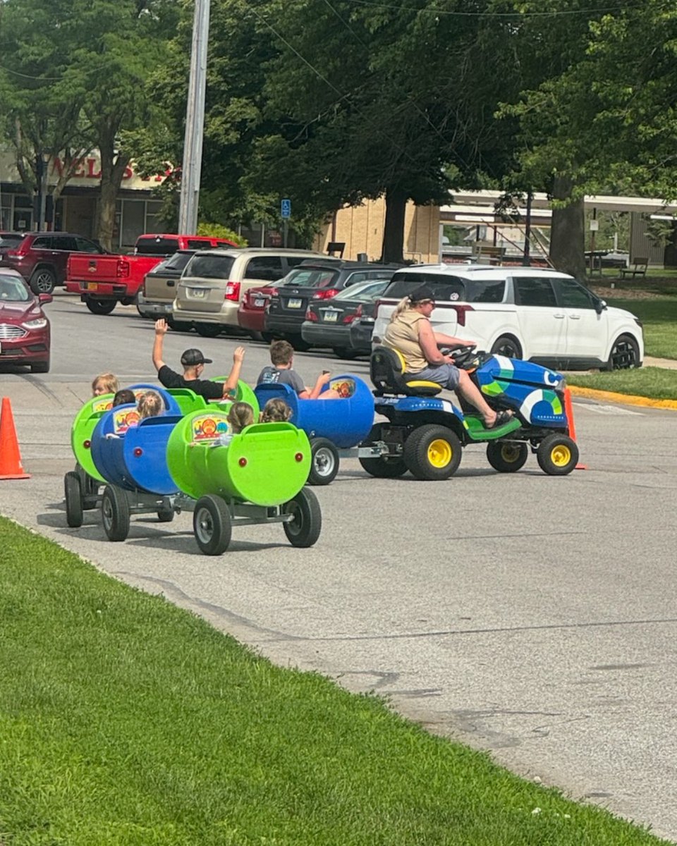 Community1stCU's tweet photo. We had a great time at the Atlantic Public Library's Plant a Seed and Read event!
Kids enjoyed visiting the C1st train, picking up some fun swag, and saying hello to Dollar Dog. 🐶💙 https://t.co/wkK8LqA0oY