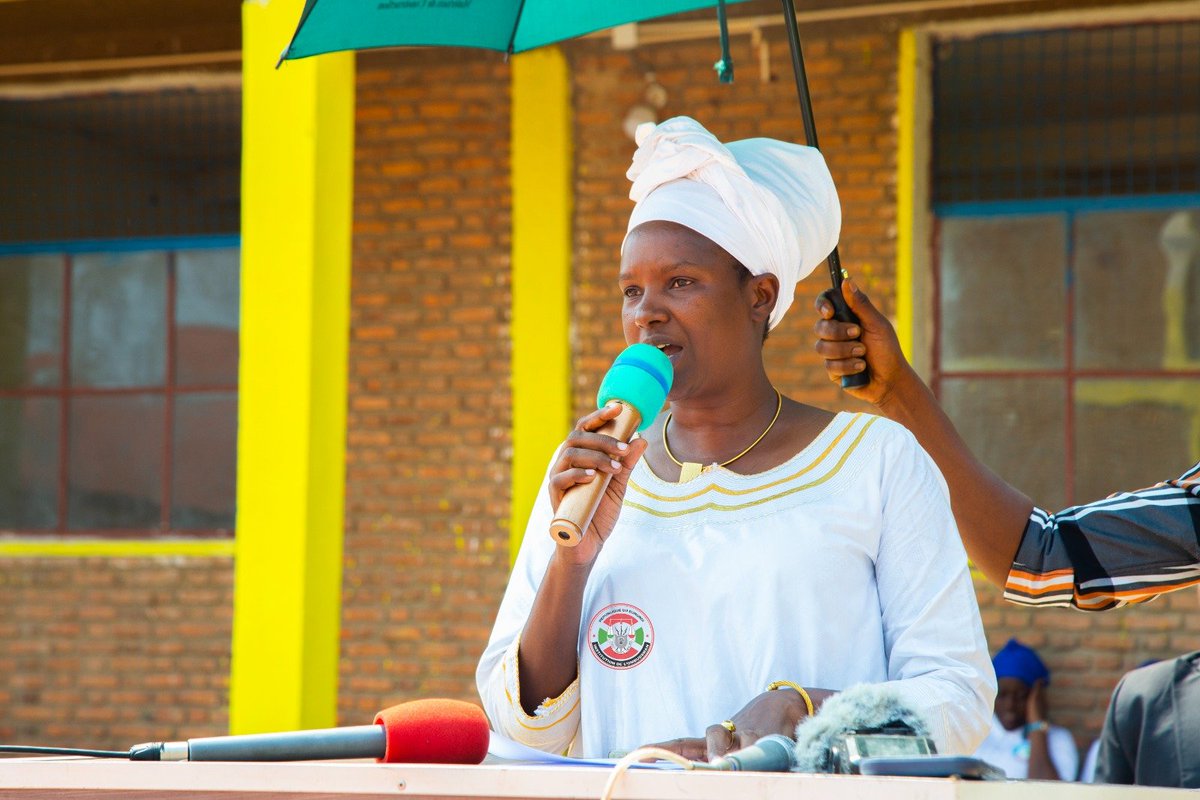 OmbudsmanBI's tweet photo. L’Ombudsman du #Burundi Aimée Laurentine KANYANA a présidé les cérémonies d’ouverture de l’EMMA International High School. Une initiative qui renforce l’éducation de qualité au Burundi et perpétue l’héritage du Feu Mohammed RUKARA, ancien Ombudsman. https://t.co/GqFV673dBe