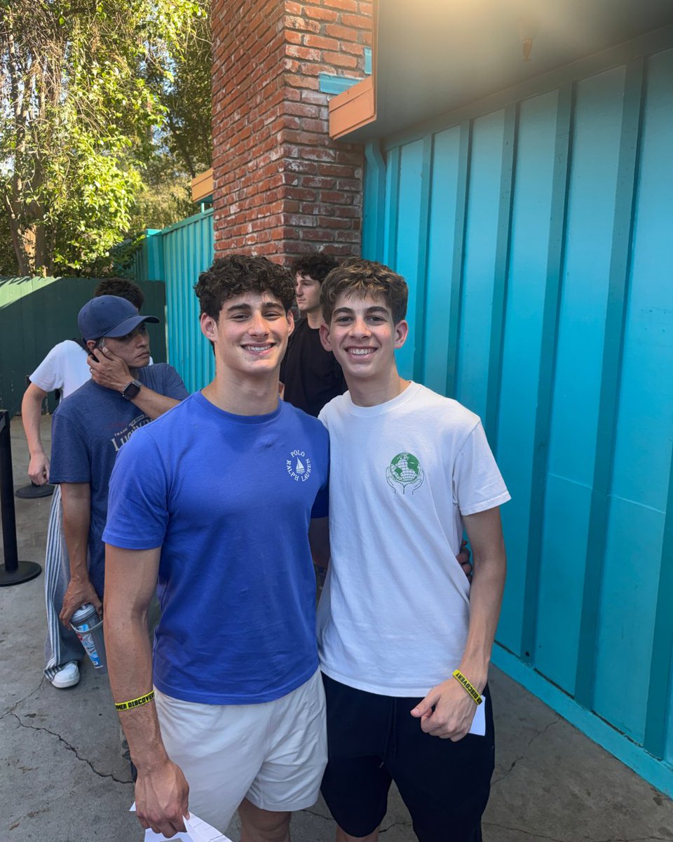SummerDiscovery's tweet photo. POV: You came for the classes... and left with your best friend. ☀️💙 https://t.co/RwGehIdVTF
