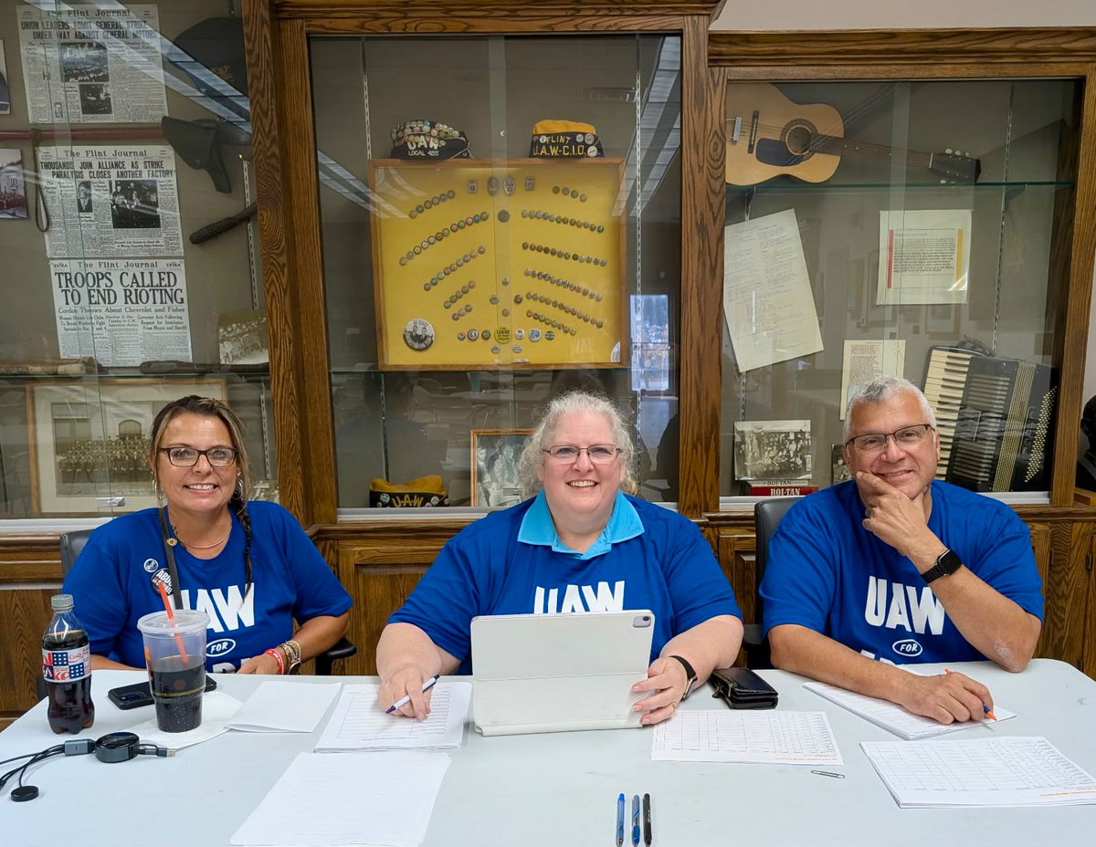 UAW's tweet photo. UAW members across Michigan got out over the weekend to knock on doors and make phone calls to help elect working-class champions @AbdulElSayed and @DonavanMI13! Members knocked on 6,000 doors and made over 20,000 phone calls on Saturday alone! https://t.co/72xZ7WAfGT