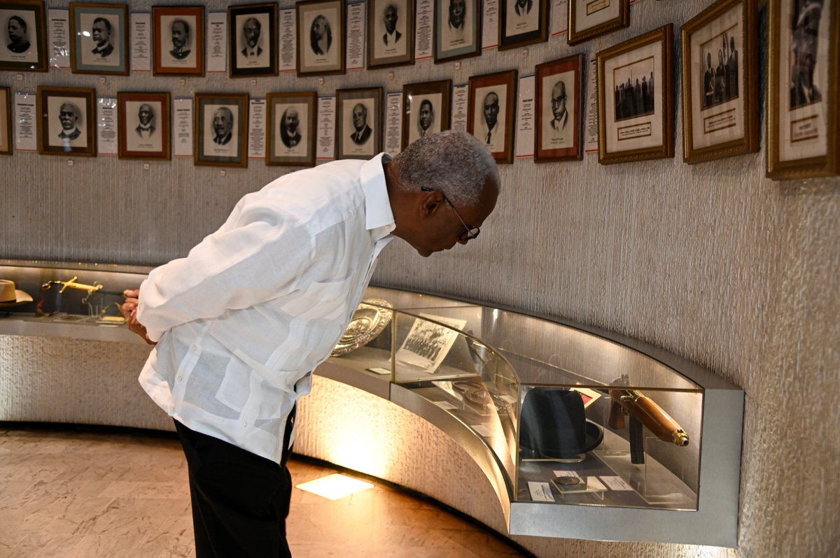 mupanah's tweet photo. Le Musée du Panthéon National Haïtien (MUPANAH), a eu l’honneur d'accueillir, le vendredi 24 juillet 2026, l'ancien Conseiller-Président, M. Edgar Leblanc Fils, à l'occasion d'une visite de courtoisie.

https://t.co/MkZR6Pmy3M https://t.co/DH1BVVid3n