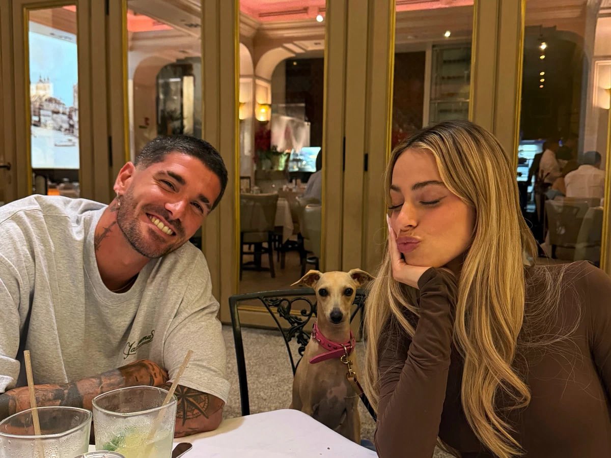 glorytini_'s tweet photo. ꕥ • Susana Gimenez has announced that TINI and Rodrigo De Paul will be getting married on December 19th! 💍👰‍♀️🤵‍♂️

#TINI #TiniStoessel #RodrigoDePaul #FUTTTURA https://t.co/dWRcET79Rc